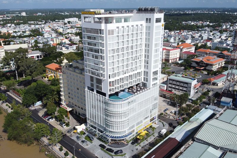 Khám Phá Top Khách Sạn Gần Sông Hàm Luông – Điểm Dừng Chân Lý Tưởng Cho Hành Trình Miền Tây