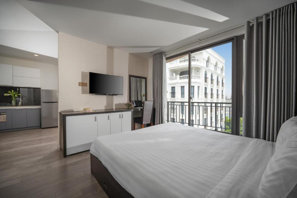 Giường trong phòng chung tại Hanami Hotel Danang