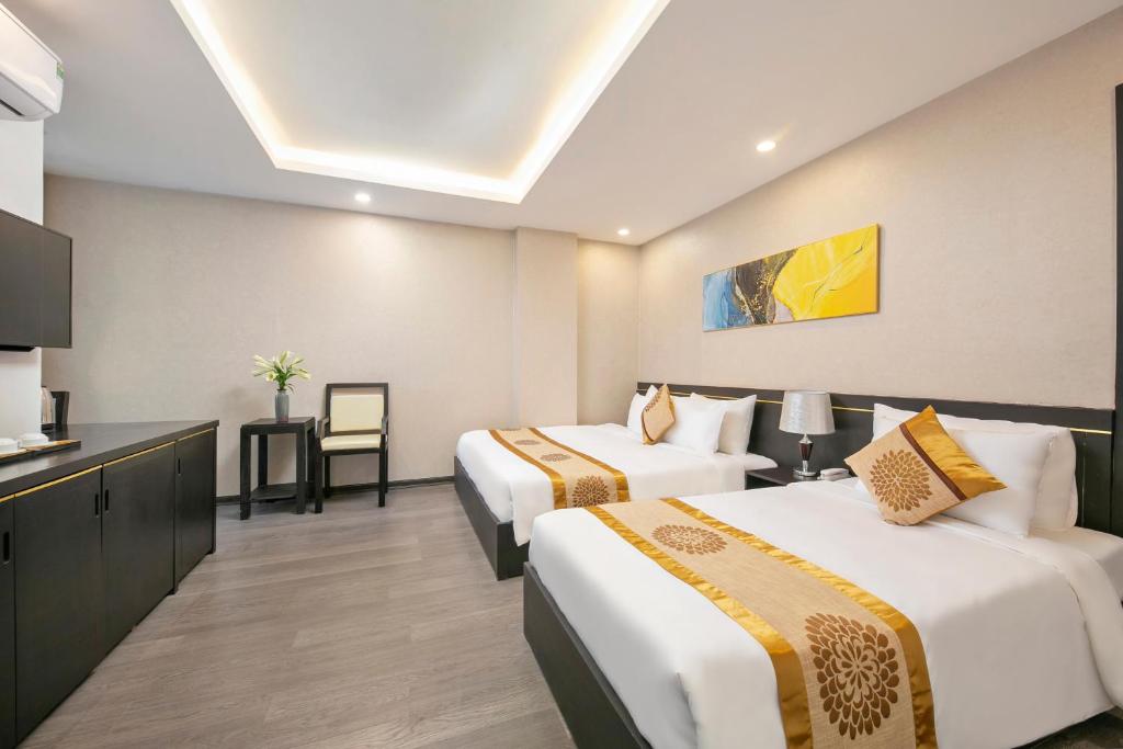 Giường trong phòng chung tại Hanami Hotel Danang