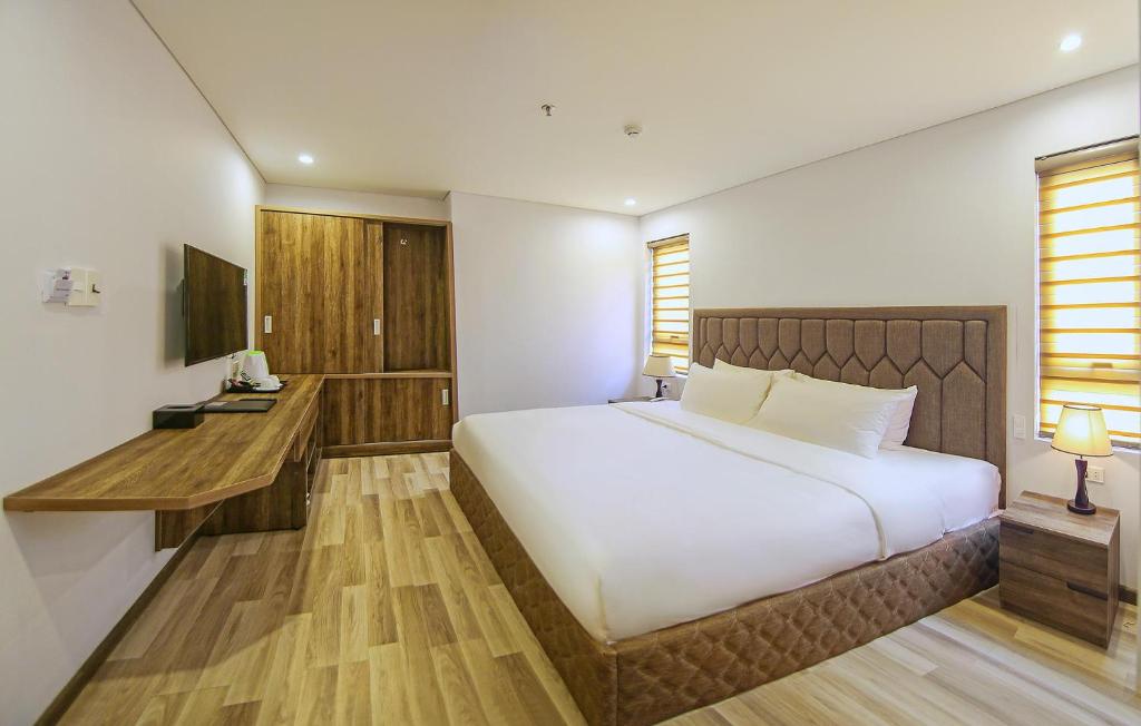 Giường trong phòng chung tại Sea Light Hotel Da Nang