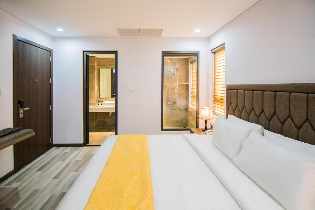 Giường trong phòng chung tại Sea Light Hotel Da Nang