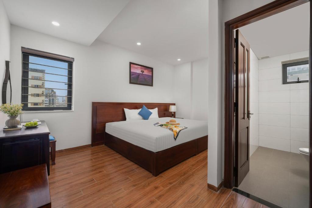 Giường trong phòng chung tại Sea Near Me Hotel Danang